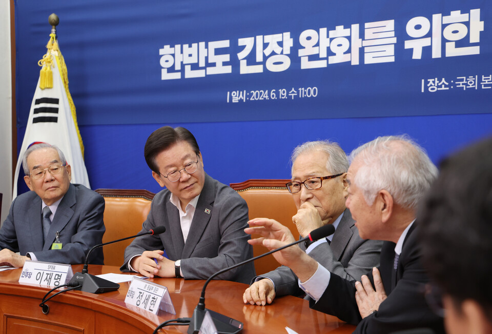 이재명 더불어민주당 대표가 19일 서울 여의도 국회에서 열린 한반도 긴장 완화를 위한 긴급 간담회에서 문정인 전 외교안보 특보의 발언을 경청하고 있다. [사진제공=뉴시스]