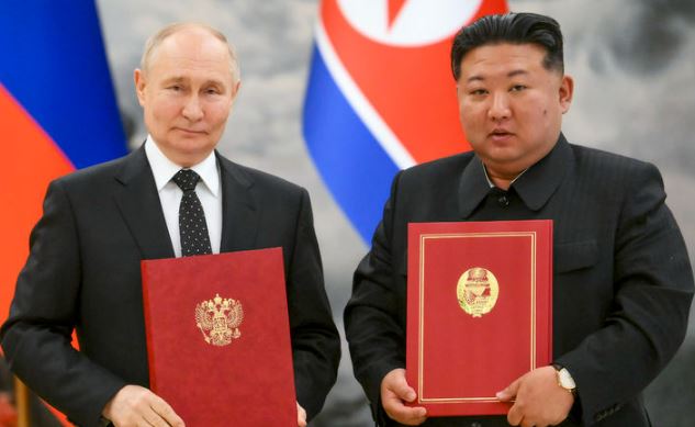 러시아 블라디미르 푸틴 대통령(왼쪽)과 북한 김정은 국무위원장이 지난 19일 북한 평양 금수산 영빈관에서 '포괄적 전략 동반자 협정'을 체결한 후 협정서를 들고 기념 촬영하고 있다. [사진출처=뉴시스]<br>