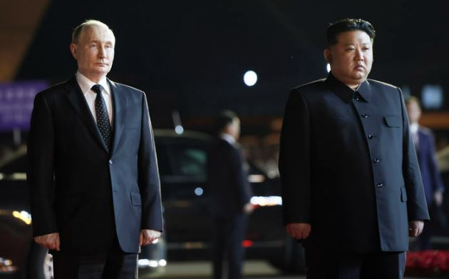 러시아&nbsp;블라디미르 푸틴 대통령(왼쪽) 이 지난 19일 평양 외곽 순안국제공항에서 베트남으로 떠나기 전 김정은 북한 국무위원장의 배웅을 받고 있다.[사진출처=뉴시스]<br>