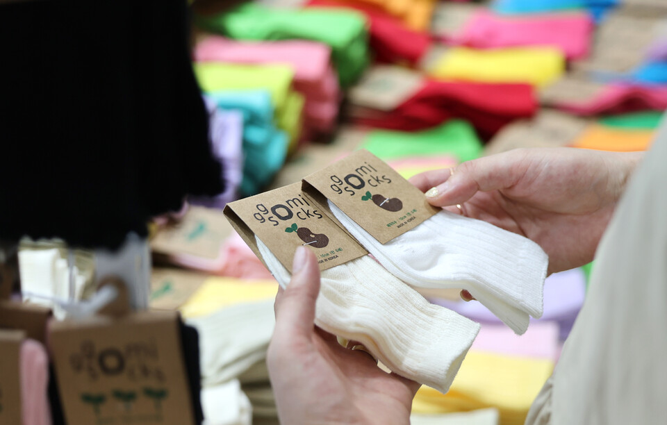 지난 5월 30일 대구 북구 엑스코에서 개최된 ‘제40회 대구 베이비＆키즈 페어’를 방문한 관람객이 유아용 양말 코너를 구경하고 있다. [사진제공=뉴시스]<br>