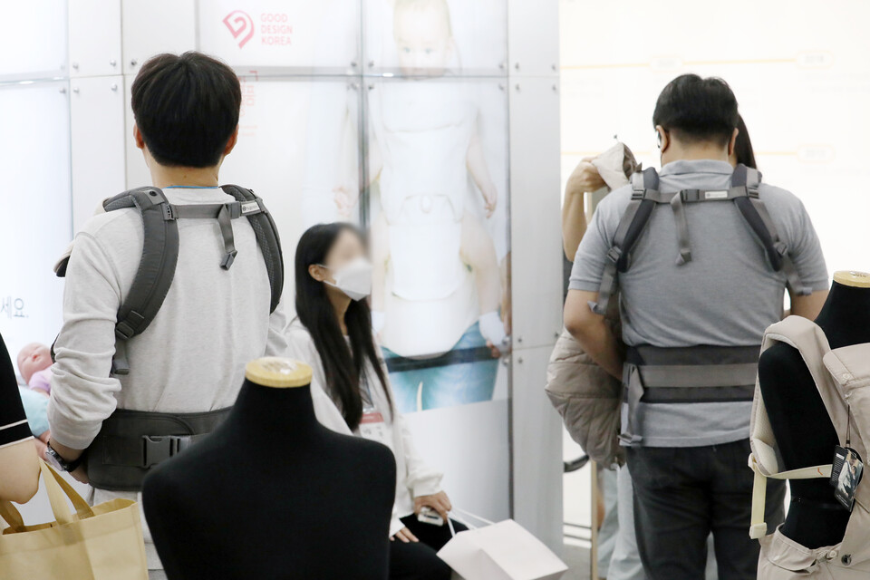 지난해 9월 14일 서울 강남구 코엑스에서 진행된 제44회 베페 베이비페어에서 관람객들이 아기띠 체험을 하고 있다. [사진제공=뉴시스]