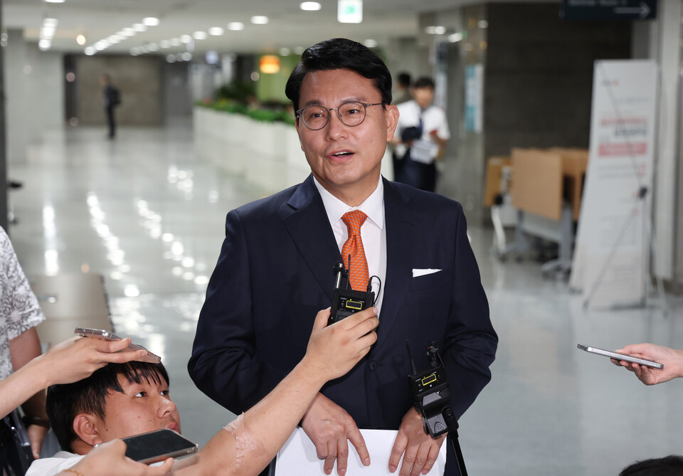 국민의힘 당대표 선거 출마 의사를 밝힌 윤상현 의원이 20일 서울 여의도 국회 의원회관에서 취재진 질문에 답하고 있다. [사진제공=뉴시스]