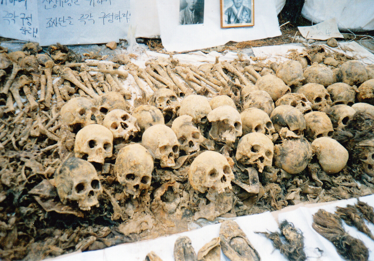 발굴된 유해. [사진제공=금정굴인권평화재단]