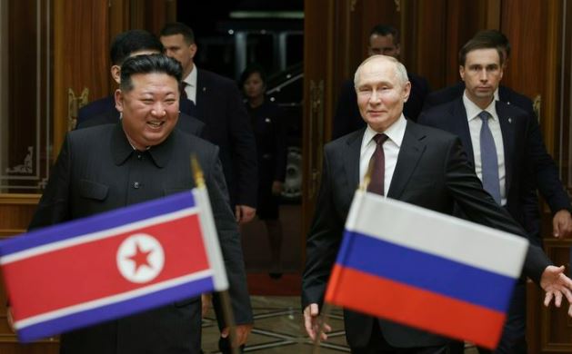 라디미르 푸틴 러시아 대통령(오른쪽)이 지난 19일 새벽 북한 평양의 순안국제공항에 도착해 영접 나온 김정은 북한 국무위원장과 함께 공항 밖으로 나오고 있다.[사진출처=뉴시스]