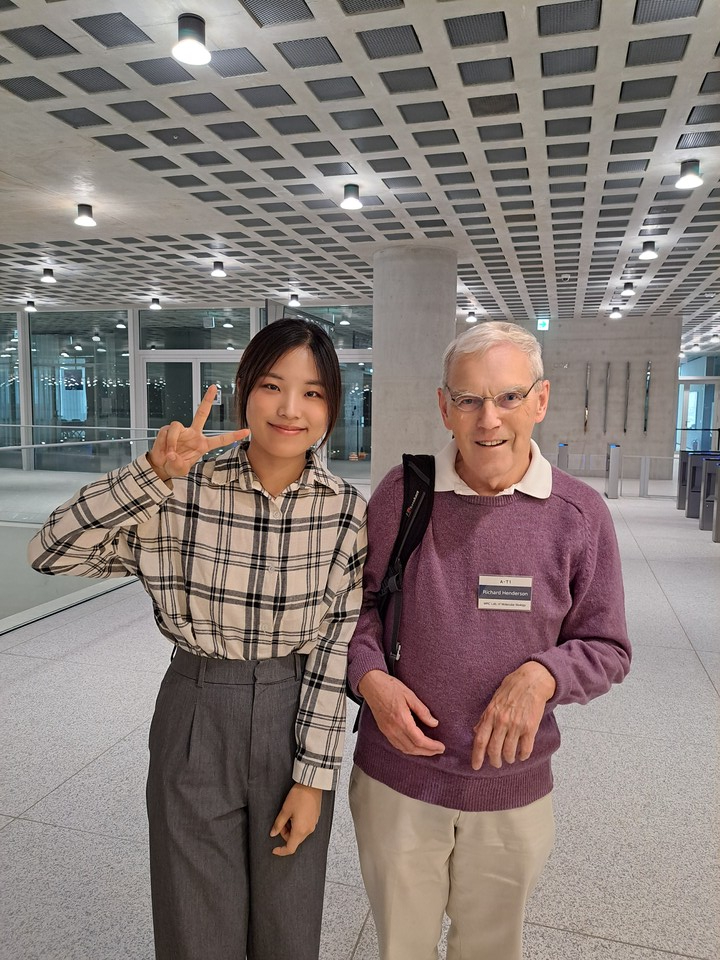 2017년 노벨화학상 수상자 리처드 헨더슨 박사(우측)와 ’이달의 청년‘ 김태은(좌측). [사진제공=본인]