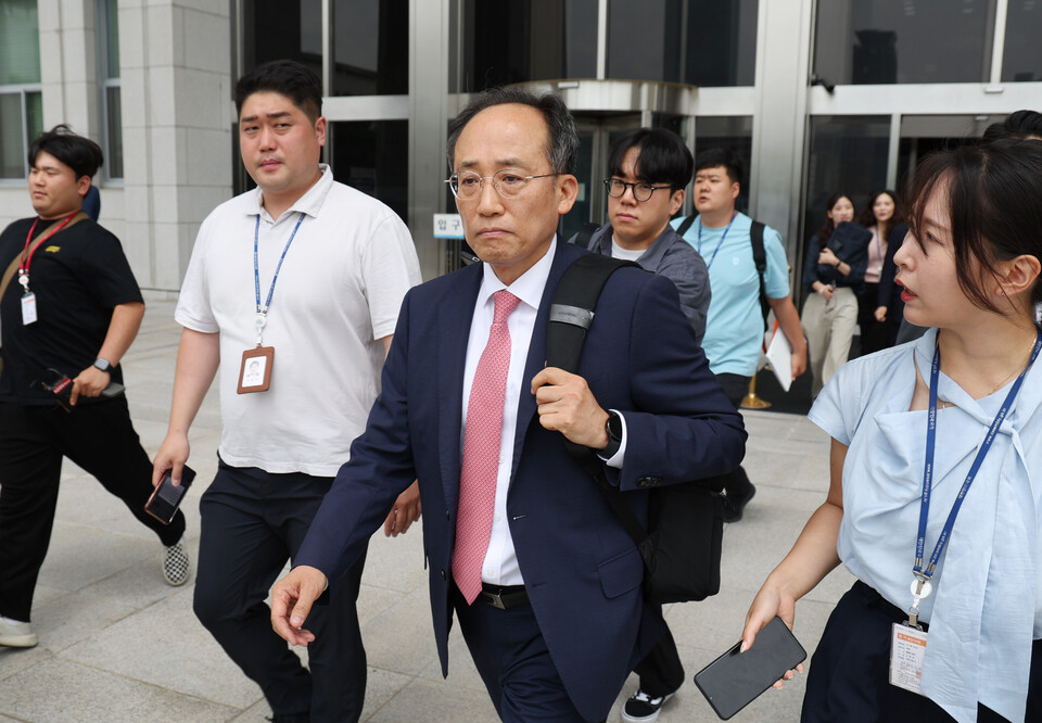 추경호 국민의힘 원내대표가 24일 서울 여의도 국회 로텐더홀에서 대국민 입장 발표를 마친 뒤 국회를 나서고 있다. [사진제공=뉴시스]