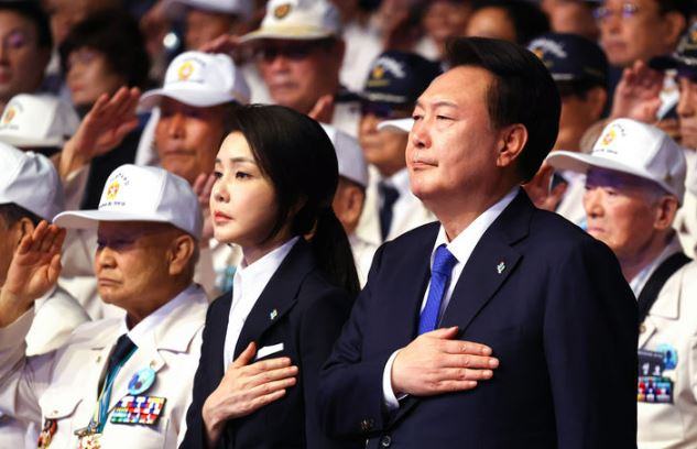 윤석열 대통령과 부인 김건희 여사가 25일 대구 북구 엑스코에서 열린 6·25전쟁 74주년 행사에서 국기에 대한 경례를 하고 있다.[사진출처=뉴시스]<br>