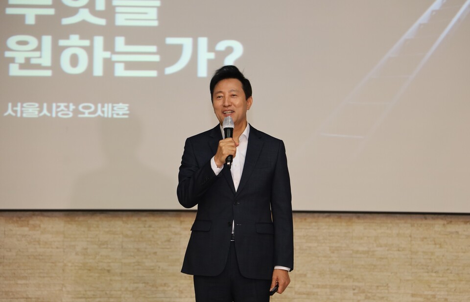 오세훈 서울시장이 25일 오전 서울 영등포구 공군호텔에서 열린 새미준(새로운 미래를 준비하는 모임) 주최 조찬 포럼 세미나에서 강연하고 있다. ©투데이신문