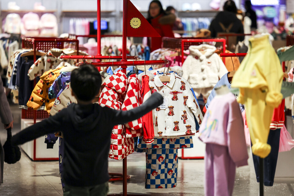 서울 소재 한 쇼핑몰을 방문한 시민들이 유아동 옷을 살펴보고 있다. [사진제공=뉴시스]