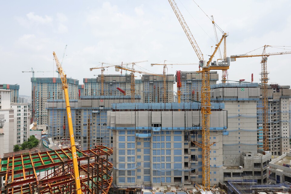 지난 24일 서울 시내에 위치한 한 아파트 공사 현장 [사진제공=뉴시스]