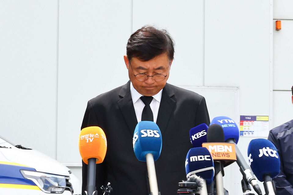 지난 25일 화성시 서신면 리튬전지를 다루는 아리셀 공장 앞에서 에스코넥 박순관 대표가 23명의 사망자를 낸 사고가 발생한 것에 대해 고개 숙여 사과하고 있다. [사진제공=뉴시스]<br>