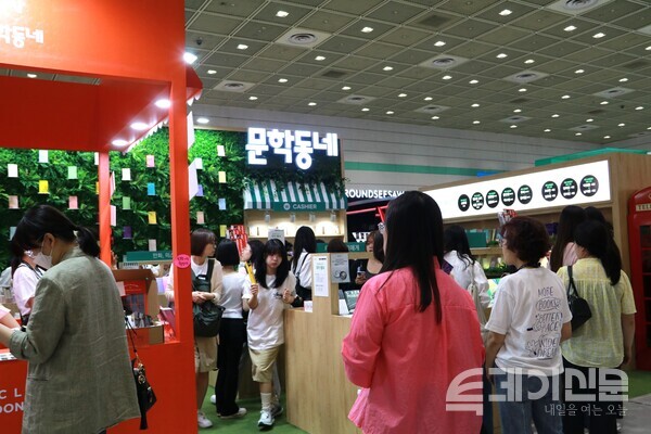 7기 북클럽을 모집하는 ‘문학동네‘ 부스에 방문한 독자들. ⓒ투데이신문