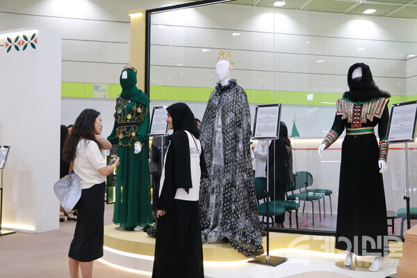 사우디아라비아 전통 복장 부스를 관람하는 방문객들. ⓒ투데이신문