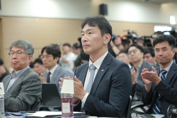 ‘기업 밸류업을 위한 지배구조 개선 세미나’에 참석한 금융감독원 이복현 원장이 박수를 치고 있다. [사진제공=금융감독원]