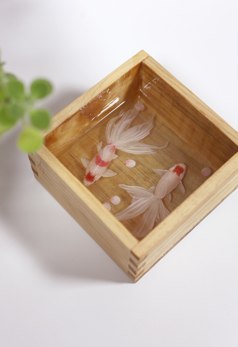 春_ 레진에 아크릴릭 물감, 14 x 14 (cm), 2020 <br>