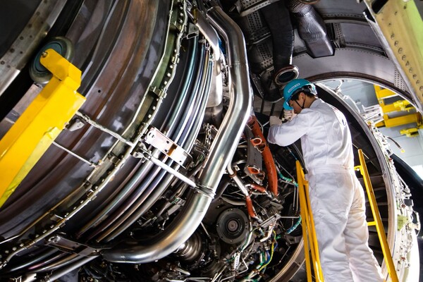 인천 영종도 대한항공 엔진테스트셀(ETC)에서 항공기 엔진을 정비하고 있다. [사진제공=대한항공]