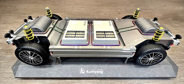 금양 4695 원통형 배터리를 장착한 사륜구동 완성차 모형 [사진제공=금양/뉴시스]