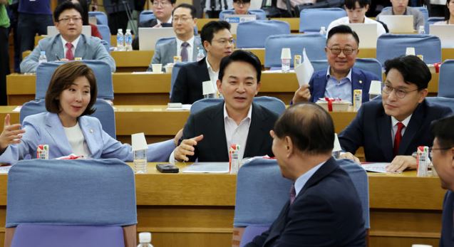 국민의힘 당 대표 경선 출마를 선언한 나경원(왼쪽부터) 의원, 원희룡 전 국토교통부 장관, 윤상현 의원이 지난 24일 오전 서울 여의도 국회 의원회관에서 열린 국민의힘 초선의원 공부모임에서 황우여 비상대책위원장과 대화하고 있다. [사진출처=뉴시스]<br>