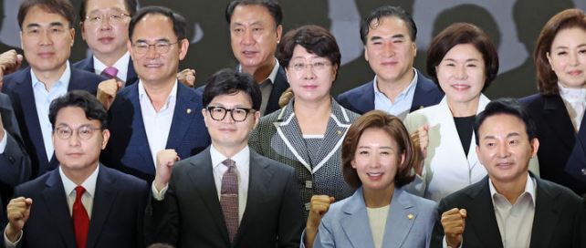 국민의힘 당 대표 경선 출마를 선언한 윤상현(아랫줄 왼쪽부터) 의원, 한동훈 전 비상대책위원장, 나경원 의원, 원희룡 전 국토교통부 장관이 지난 24일 오전 서울 여의도 국회 의원회관에서 열린 국민의힘 초선의원 공부모임에 참석해 기념촬영하고 있다. [사진출처=뉴시스]