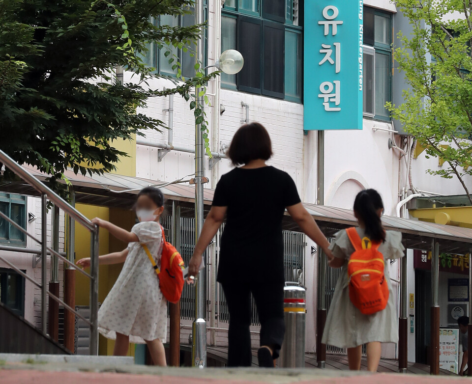 서울 중구 소재 모 유치원 앞에서 보호자와 자녀가 등원하고 있다.  [사진제공=뉴시스]