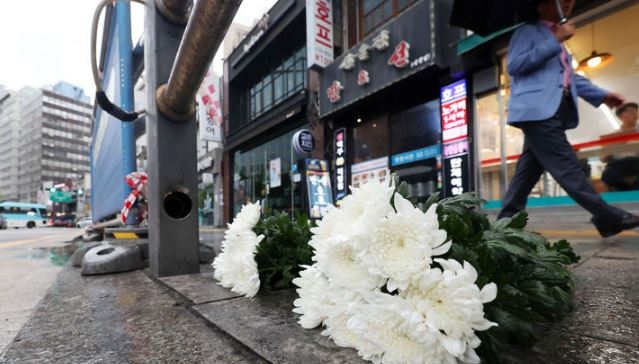 2일 서울 중구 시청역 인근 교차로에서 어젯밤 발생한 대형 교통사고 현장에 고인을 추모하는 국화꽃이 놓여져 있다.[사진출처=뉴시스]<br>