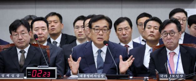 정진석(가운데) 대통령 비서실장이 지난 1일 오전 서울 여의도 국회에서 열린 운영위원회 전체회의에서 의원 질의에 답변하고 있다. 왼쪽부터 성태윤 정책실장, 정 비서실장, 장호진 국가안보실장. [사진출처=뉴시스]<br>