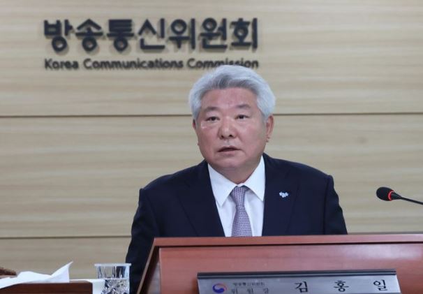 김홍일 방송통신위원회 위원장이 2일 자진 사퇴 했다. [사진출처=뉴시스]<br>