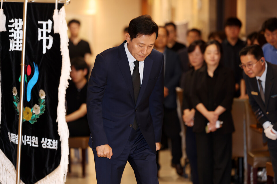 오세훈 서울 시장이 지난 2일 오후 서울 서대문구 세브란스병원 장례식장에서 전날 차량 인도 돌진 사고로 사망한 시청 직원 조문을 마치고 빈소를 나서고 있다. [사진제공=뉴시스]