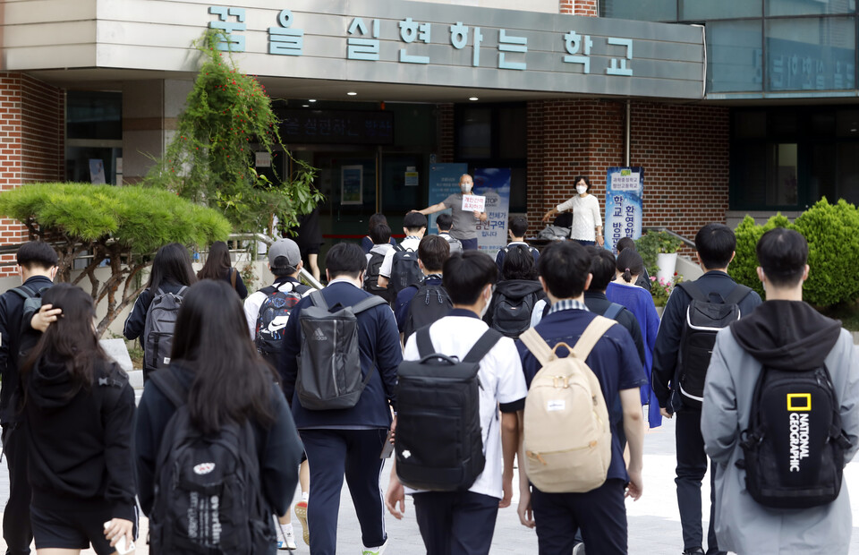 서울 소재 한 고등학교에 학생들이 등교를 하고 있다. 위 사진은 기사와 직접 관련 없음. [사진제공=뉴시스]<br>