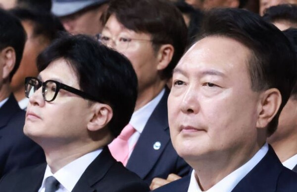 윤석열 대통령이 지난 4일 인천 남동체육관에서 열린 한국자유총연맹 창립 제70주년 기념식에 참석해 있다. 왼쪽은 한동훈 국민의힘 당대표 후보.[사진출처=뉴시스]