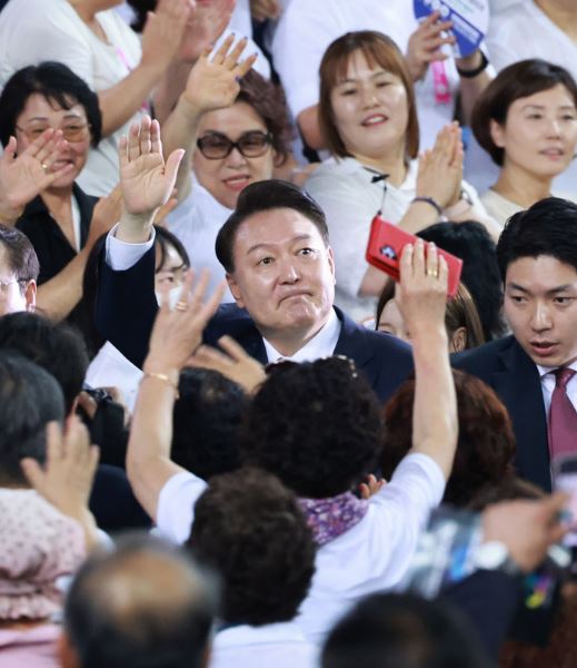 윤석열 대통령이 지난 4일 인천 남동체육관에서 열린 한국자유총연맹 창립 제70주년 기념식에 입장하며 참석자들에게 인사하고 있다. [사진츨처=뉴시스]<br>