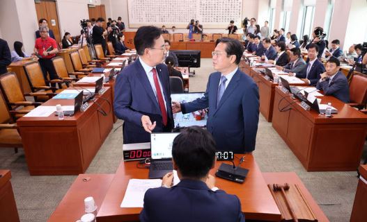 김승원(오른쪽) 국회 법제사법위원회 더불어민주당 간사와 유상범 국민의힘 의원이 지난달 25일 오전 서울 여의도 국회에서 열린 법제사법위원회 전체회의에서 논쟁하고 있다.[사진출처=뉴시스]<br>