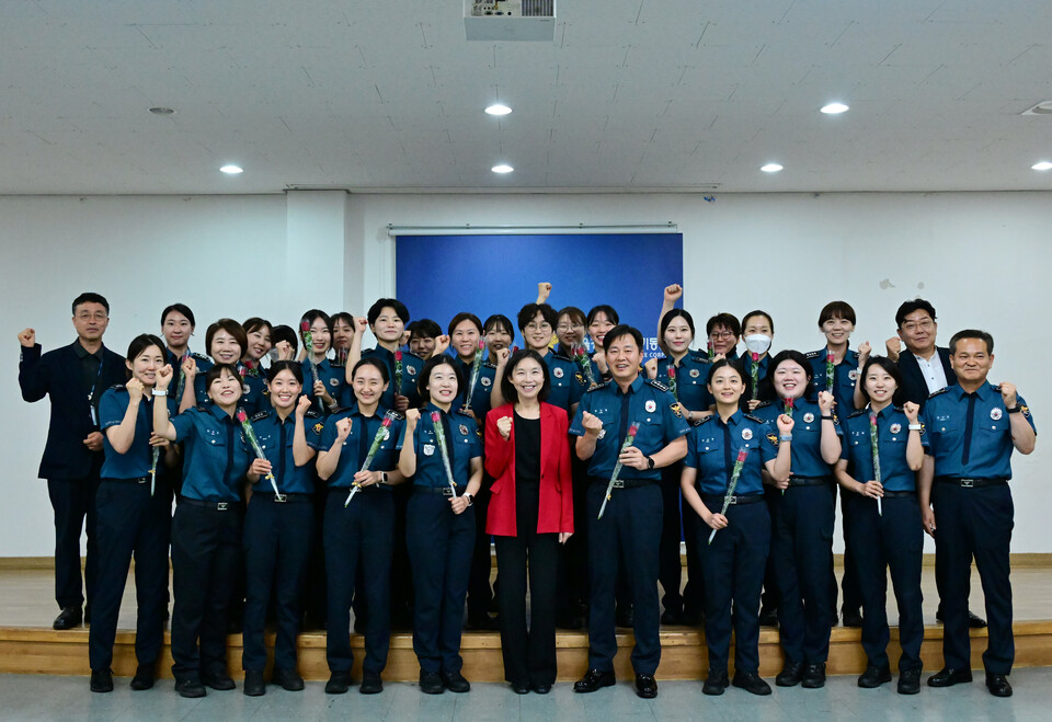 지난 8일 여성 경찰 기동대원을 찾아 장미꽃을 전달하는 최호정 서울시의회 의장. [사진제공=서울시의회]