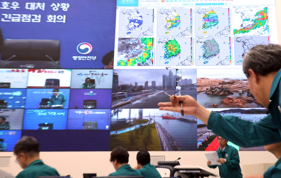 10일 세종시 정부세종청사 중앙재난안전상황실에서 관계자들이 호우 대처상황을 점검하고 있다. [사진제공=뉴시스]