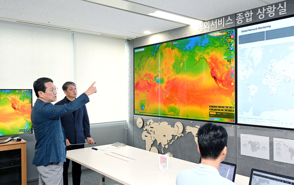 LG전자 조주완 CEO가 서울 마곡 LG사이언스파크 글로벌 컨택센터 상황실에서 상담센터의 실시간 상황을 살피고 있다. [사진제공=LG전자]
