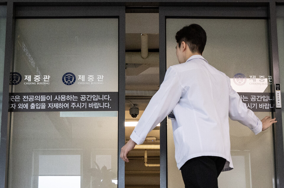 지난 9일 서울 소재 모 대학병원의 전공의 전용공간에 의료진이 들어가고 있다. [사진제공=뉴시스]<br>