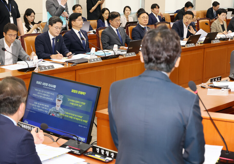 위성곤(위 오른쪽 두 번째) 더불어민주당 의원이 11일 서울 여의도 국회에서 열린 행정안전위원회 전체회의에서 김철문 경북경찰청장에게 채 상병 사망 사건 수사 관련 질의를 하고 있다. [사진제공=뉴시스]