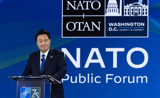 윤석열 대통령이 11일(현지시각) 미국 워싱턴DC 메리어트 마르퀴스 호텔에서 열린 나토 퍼블릭 포럼 인도·태평양세션에서 연설 하고 있다. [사진출처=뉴시스]<br>