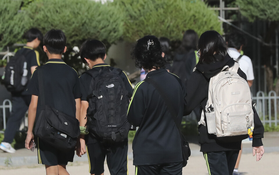 서울 소재 한 중학교 학생들이 등교를 하고 있다. 위 사진은 기사와 직접 관련 없음. [사진제공=뉴시스]<br>