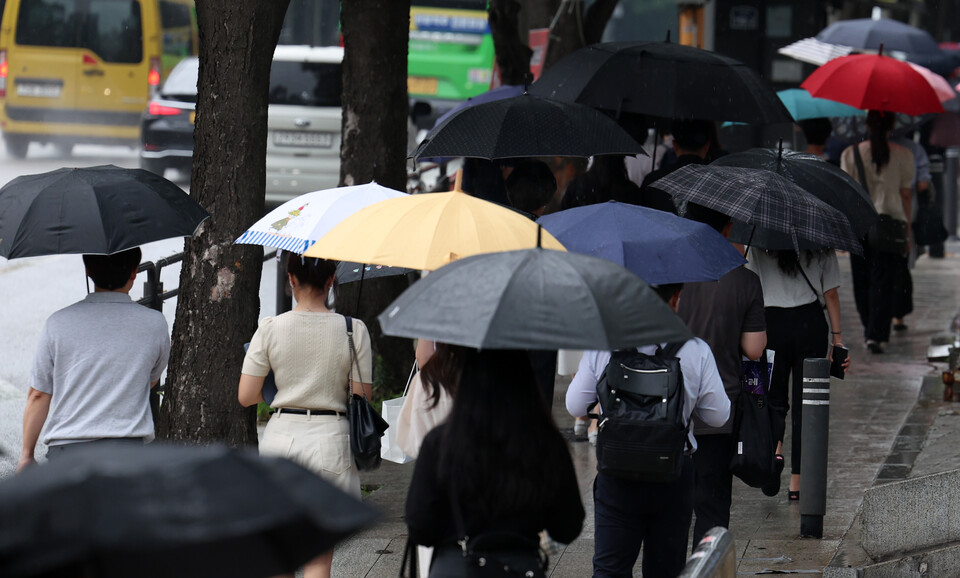 지난 2일 오전 서울 서초구 지하철 3호선 교대역 인근에서 시민들이 우산을 쓴채 걸어가고 있다. [사진제공=뉴시스]<br>