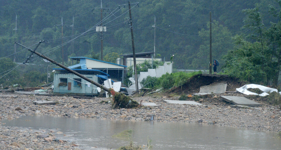 지난 10일 전북 완주군 운주면에서 집중호우로 인해 제방이 빗물에 쓸려내려가 유실돼 있다. [사진제공=뉴시스]