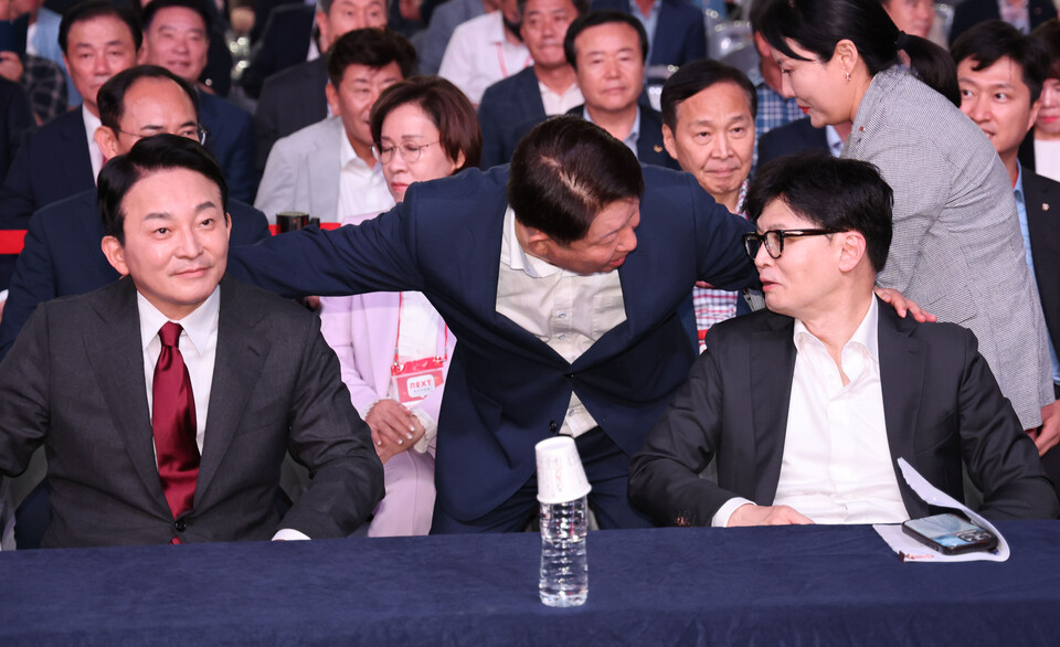 한동훈(오른쪽), 원희룡 국민의힘 당 대표 후보가 12일 오후 대구 북구 엑스코에서 열린 국민의힘 제4차 전당대회 대구·경북 합동연설회에서 권영진 의원과 대화하고 있다. [사진제공=뉴시스]