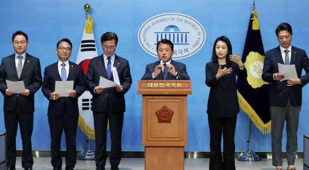 더불어민주당 김병주 의원(가운데).[사진출처=뉴시스]