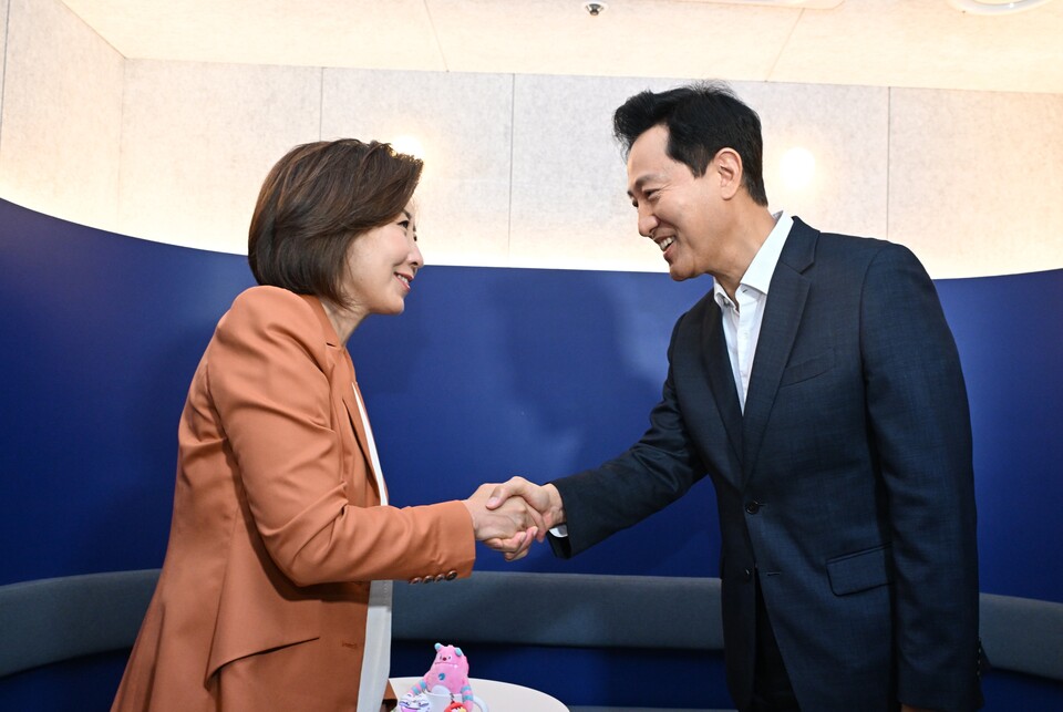 오세훈 서울시장이 16일 오전 시립서울청소년센터에서 열린 ‘서울런 멘토단 간담회’에 일일 멘토로 참석한 국민의힘 나경원 의원과 인사하고 있다. [사진제공=서울시]