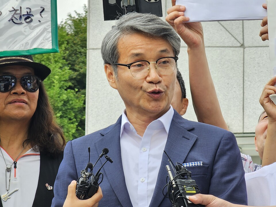 24일 오전 9시 40분경 윤석열 대통령 부인 김건희 여사에게 명품가방 등을 건네며 이를 촬영한 인물로 알려진 최재영 목사가 ‘선거법 위반’ 혐의 피의자 조사를 위해 경기남부경찰청에 출석하며 발언하고 있다. 2024. 06. 24. [사진제공=뉴시스]