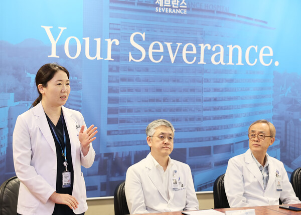 심장혈관외과 신유림(맨 왼쪽) 교수가 환아의 치료 경과를 설명하고 있다. [사진제공=세브란스병원]