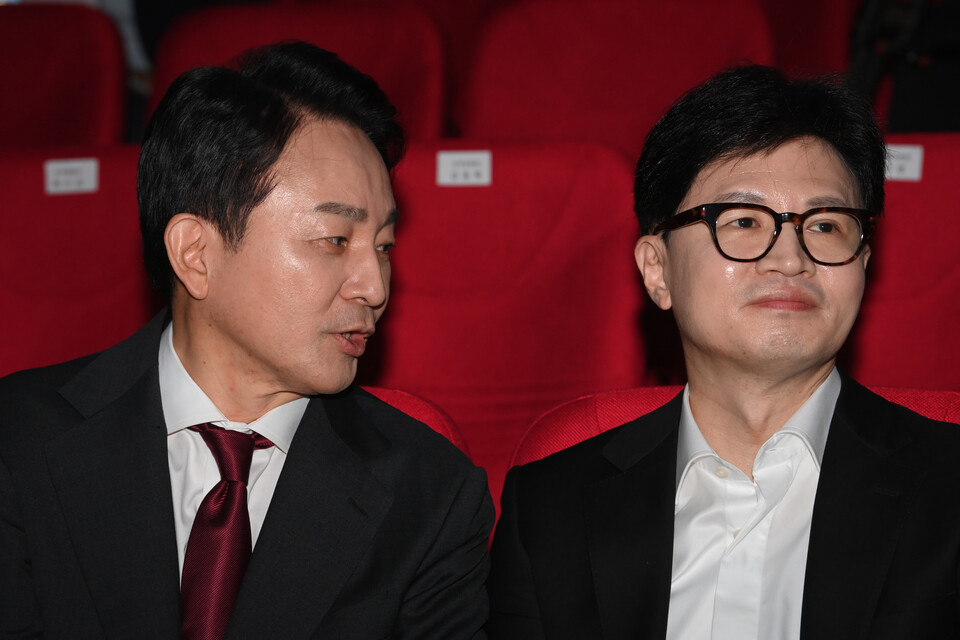 국민의힘 원희룡, 한동훈 당대표 후보가 2일 오전 서울 강서구 ASSA아트홀에서 열린 ‘체인지 5분 비전발표회’에서 정견 발표에 앞서 대화를 나누고 있다. [사진제공=뉴시스]