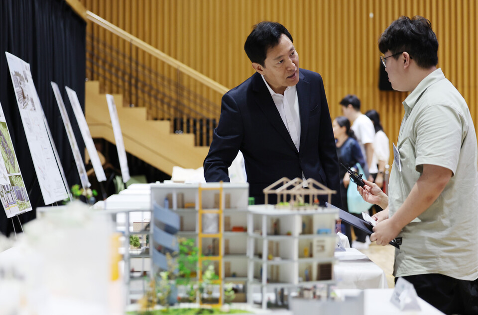 오세훈 서울시장이 8일 오후 서울 중구 서울시청 다목적홀에서 열린 2024년 대학협력 모아주택·모아타운 프로젝트 성과공유회에서 학생들의 작품을 살펴보고 있다. 2024. 07. 08. [사진제공=뉴시스]