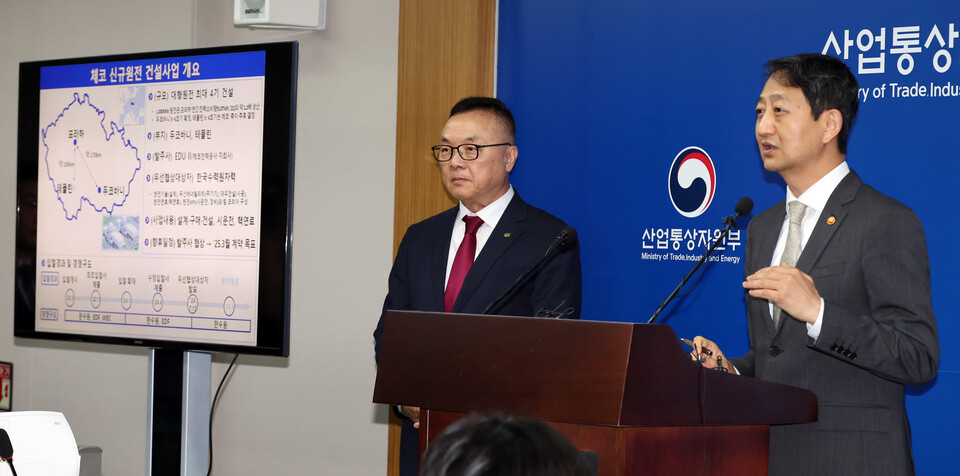 산업통상자원부 안덕근 장관과 한국수력원자력 황수호 사장이 18일 세종시 정부세종청사에서 체코 신규원전 건설사업 우선협상대상자 선정 관련 브리핑을 하고 있다. [사진출처=뉴시스]