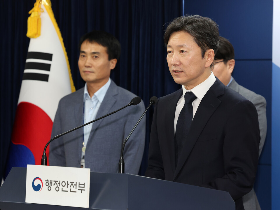 행정안전부 임철언 균형발전지원국장이 지난 17일 서울 종로구 정부서울청사에서 인구감소지역 규제특례 확대방안에 대해 브리핑하고 있다. [사진제공=뉴시스]<br>